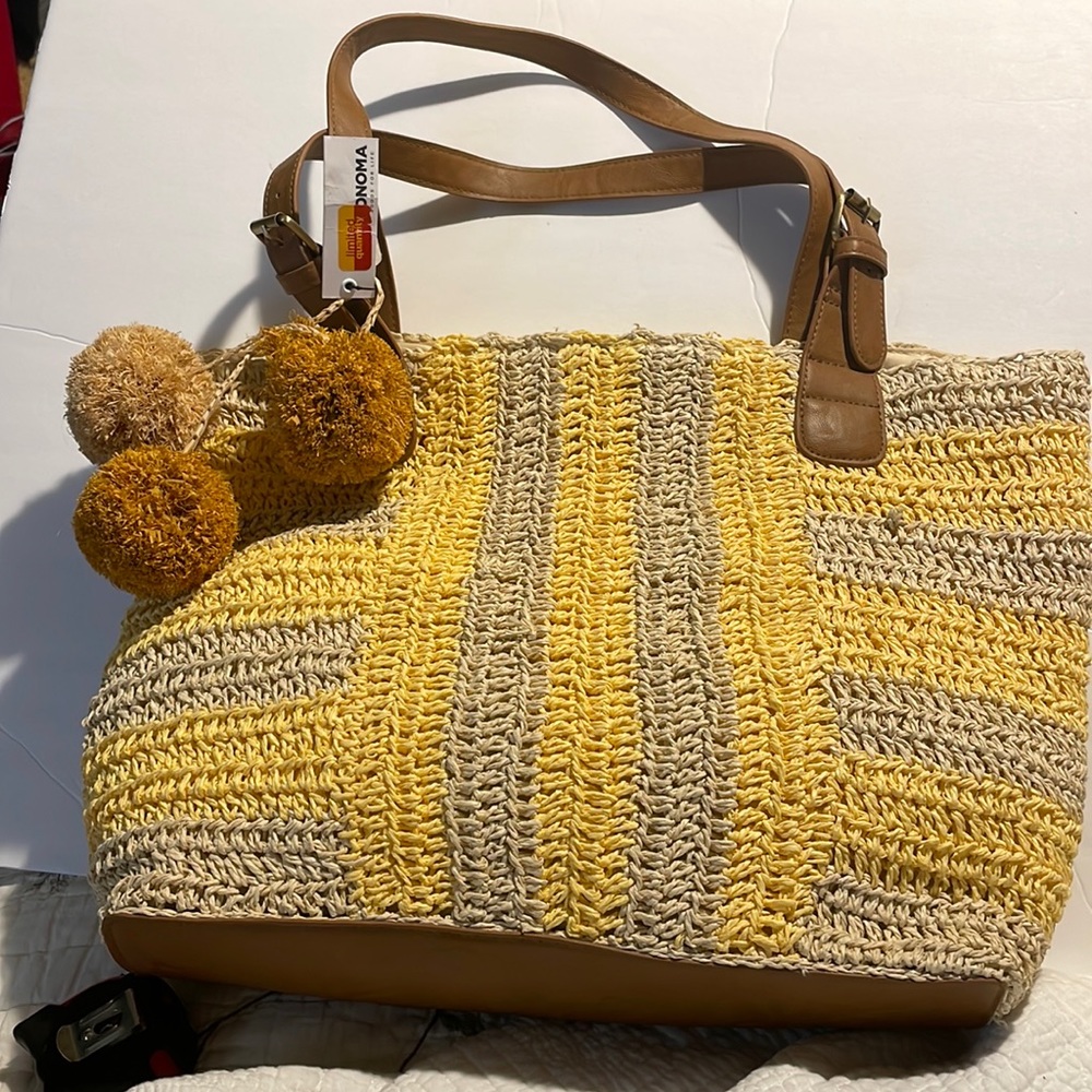 Handbag straw yellow and grey. 2 small inside pockets and one zipper pocket.